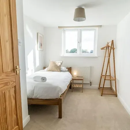 Spacious 3 Bedroom House * יורק