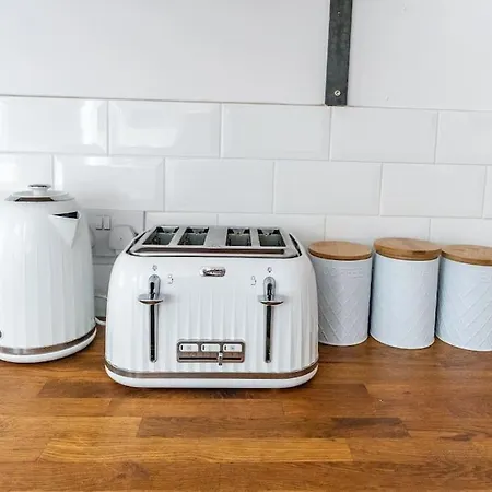 Spacious 3 Bedroom House * יורק