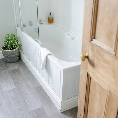 Spacious 3 Bedroom House Tatil Evi York