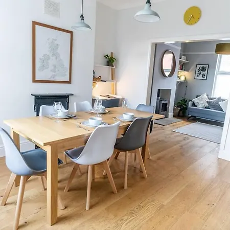 Spacious 3 Bedroom House * יורק