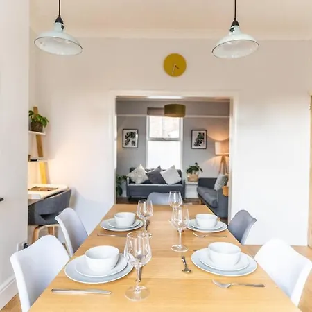 Spacious 3 Bedroom House Tatil Evi York