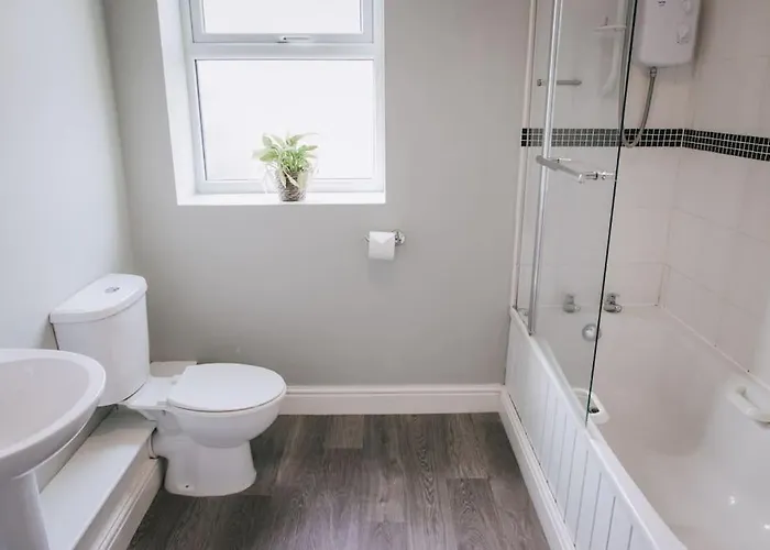 Spacious 3 Bedroom House Nyaraló *