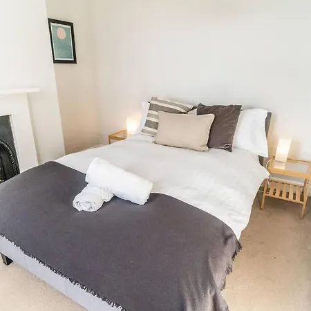 Spacious 3 Bedroom House بيت للعطل